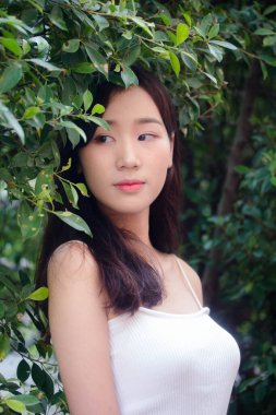 Tayland portresi yetişkin güzel kız beyaz gömlek mavi kot rahatla ve gülümse