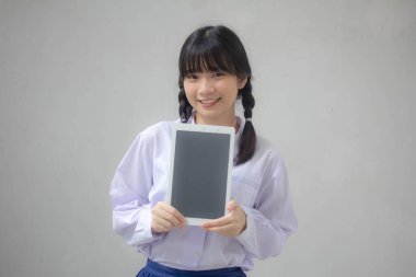 Taylandlı liseli üniformasının portresi Güzel kız gösterisi tableti