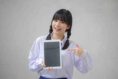 Taylandlı liseli üniformasının portresi Güzel kız gösterisi tableti