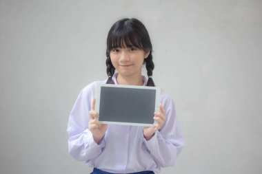 Taylandlı liseli üniformasının portresi Güzel kız gösterisi tableti