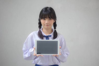 Taylandlı liseli üniformasının portresi Güzel kız gösterisi tableti