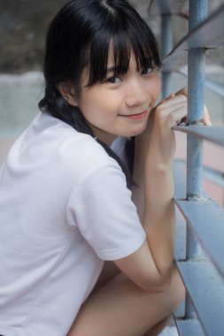 Japon spor üniformalı güzel kız mutlu ve rahatlamış.