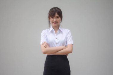 Taylandlı yetişkin öğrenci üniforması portresi. Güzel kız rahatla ve gülümse.