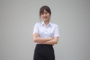 Taylandlı yetişkin öğrenci üniforması portresi. Güzel kız rahatla ve gülümse.