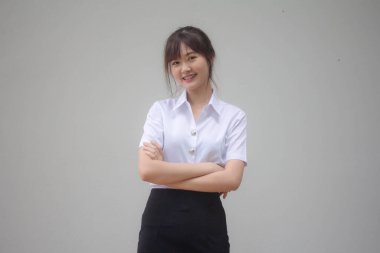 Taylandlı yetişkin öğrenci üniforması portresi. Güzel kız rahatla ve gülümse.