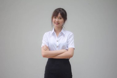 Taylandlı yetişkin öğrenci üniforması portresi. Güzel kız rahatla ve gülümse.