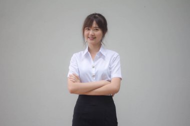 Taylandlı yetişkin öğrenci üniforması portresi. Güzel kız rahatla ve gülümse.