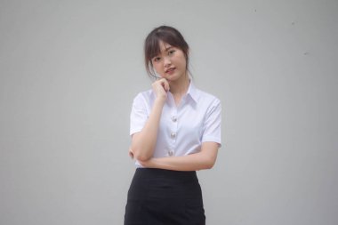 Taylandlı yetişkin öğrenci üniforması portresi. Güzel kız rahatla ve gülümse.