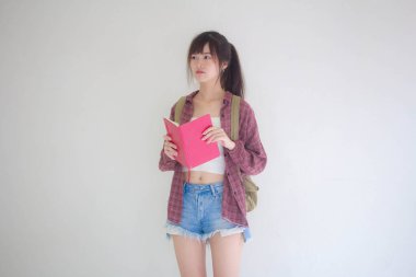 Güzel Taylandlı kız turistler İskoç gömleği, mavi kot pantolon, kırmızı kitap.