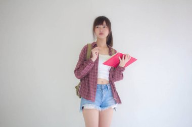 Güzel Taylandlı kız turistler İskoç gömleği, mavi kot pantolon, kırmızı kitap.