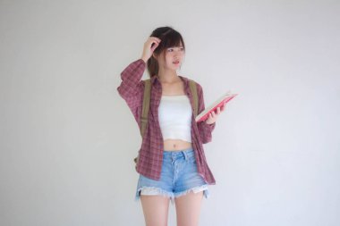 Güzel Taylandlı kız turistler İskoç gömleği, mavi kot pantolon, kırmızı kitap.