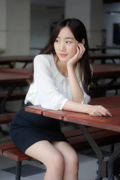 Portret Van Thai China Volwassen Kantoor Meisje Wit Shirt Ontspannen — Stockfoto