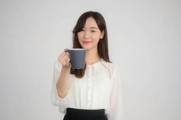 Πορτρέτο Της Κίνας Ενηλίκων Κορίτσι Γραφείο Λευκό Πουκάμισο Πίνοντας Καφέ — Φωτογραφία Αρχείου