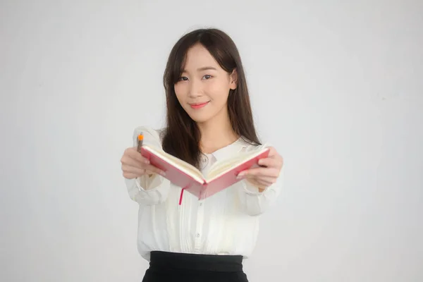 Potret Thai China Dewasa Kantor Gadis Kemeja Putih Membaca Buku — Stok Foto