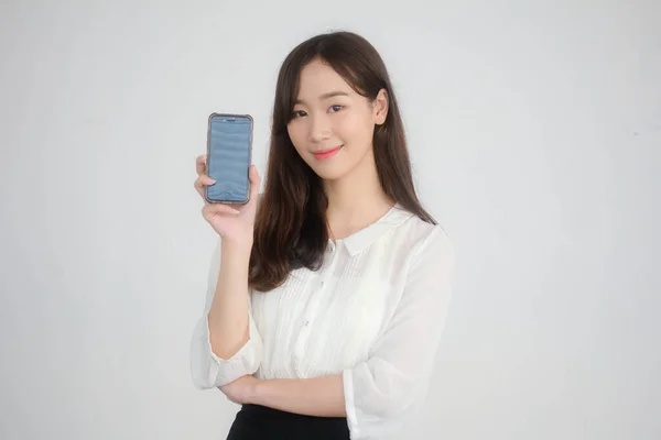 泰国人成人办公室女职员白衬衫的肖像展示她的智能手机 — 图库照片
