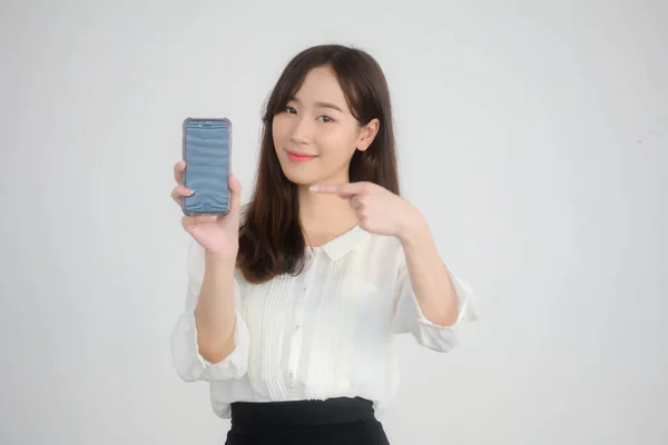 Tayland Portresi Yetişkin Ofis Kızı Beyaz Gömleği Akıllı Telefonunu Gösteriyor — Stok fotoğraf