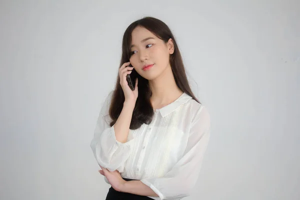 Tayland Portresi Yetişkin Ofis Kızı Beyaz Gömlek Yürüyor Akıllı Telefon — Stok fotoğraf