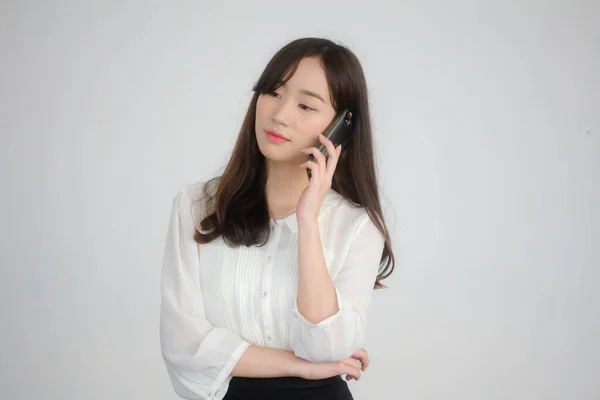 Retrato Tailandés China Adulto Oficina Chica Blanca Camisa Caminar Llamando —  Fotos de Stock