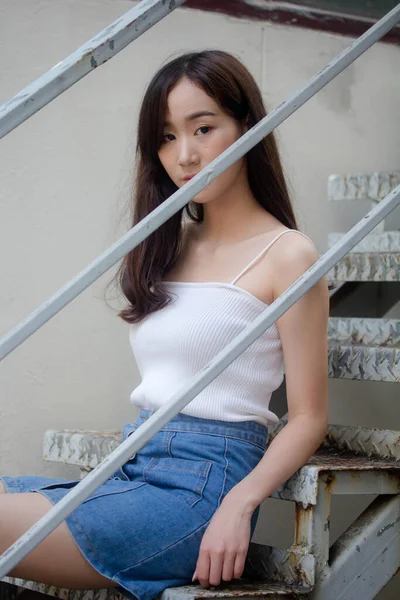 Portrait Thaï Chine Adulte Belle Fille Chemise Blanche Jeans Bleu — Photo
