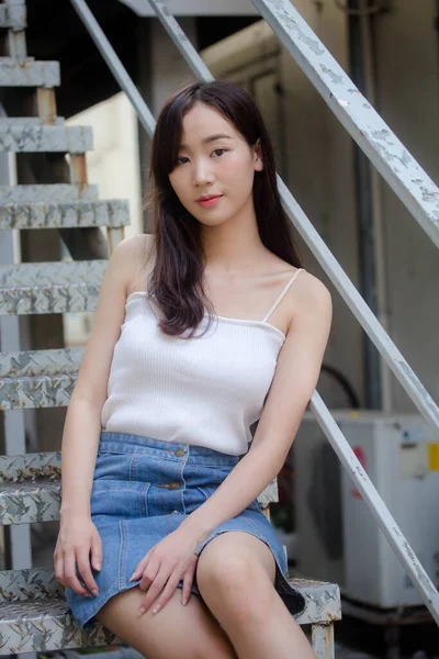 Πορτρέτο Της Κίνας Thai Ενηλίκων Όμορφο Κορίτσι Λευκό Πουκάμισο Μπλε — Φωτογραφία Αρχείου