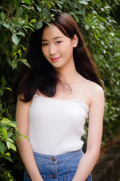 Tayland Portresi Yetişkin Güzel Kız Beyaz Gömlek Mavi Kot Rahatla — Stok fotoğraf