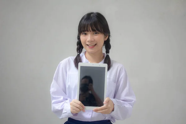 Taylandlı Liseli Üniformasının Portresi Güzel Kız Gösterisi Tableti — Stok fotoğraf