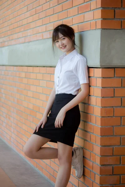 Retrato Tailandês Adulto Estudante Universidade Uniforme Bela Menina Relaxar Sorrir — Fotografia de Stock