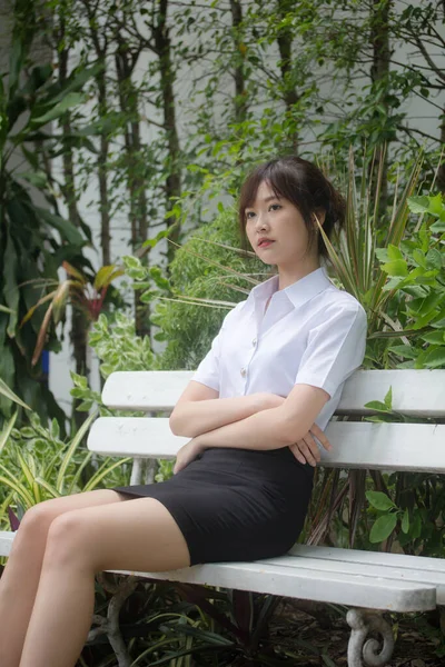 Portret Tailandez Adult Student Uniformă Universitară Fată Frumoasă Relaxa Zâmbi — Fotografie, imagine de stoc