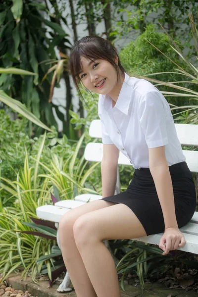 Portrait Thai Adulte Étudiant Université Uniforme Belle Fille Détendre Sourire — Photo