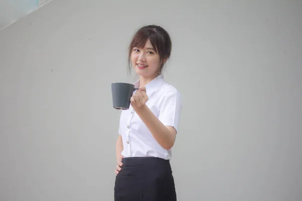 タイの肖像大人の学生の大学制服美しい飲み物コーヒー — ストック写真