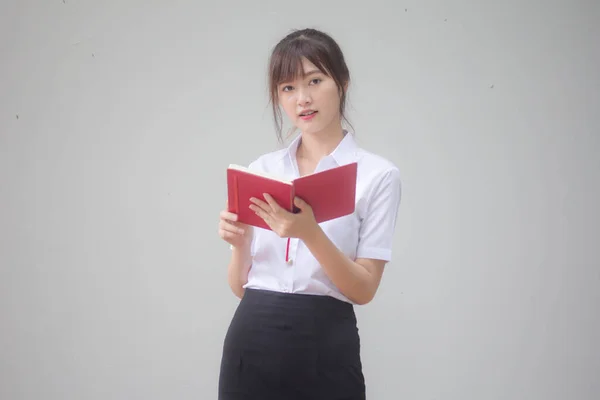 タイのポートレート大人学生大学制服美しいです女の子読みます赤本 — ストック写真