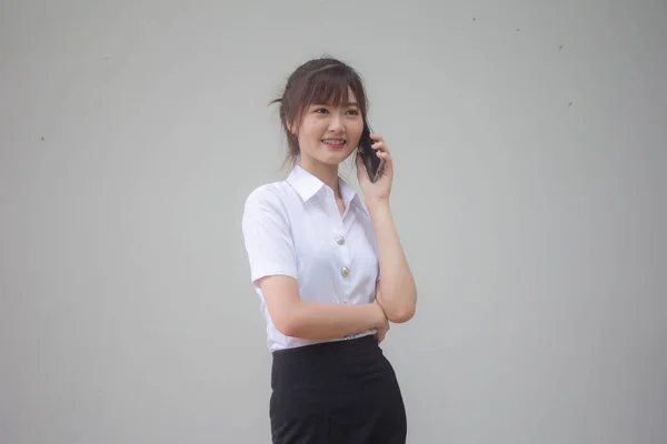 Retrato Tailandês Adulto Estudante Universidade Uniforme Bela Menina Chamando Telefone — Fotografia de Stock