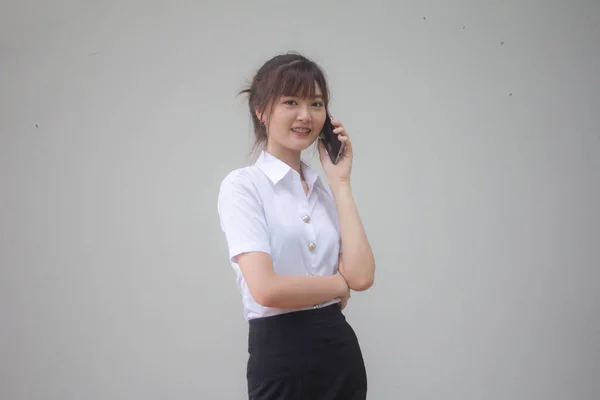 Retrato Tailandês Adulto Estudante Universidade Uniforme Bela Menina Chamando Telefone — Fotografia de Stock