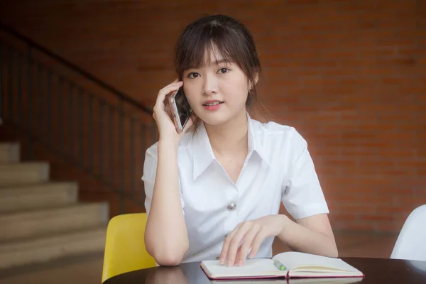 Retrato Tailandês Adulto Estudante Universidade Uniforme Bela Menina Chamando Telefone — Fotografia de Stock