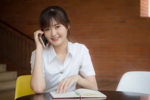 Portrait Thai Adulte Étudiant Uniforme Universitaire Belle Fille Appelant Téléphone — Photo
