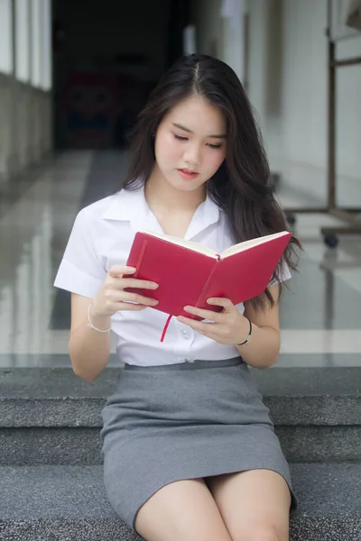 Тайський Дорослий Студент Університетська Форма Красива Дівчина Читати Червону Книгу — стокове фото