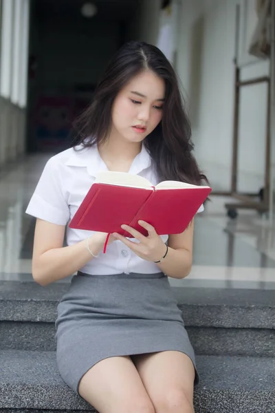 Tailandês Adulto Estudante Universidade Uniforme Bela Menina Ler Vermelho Livro — Fotografia de Stock