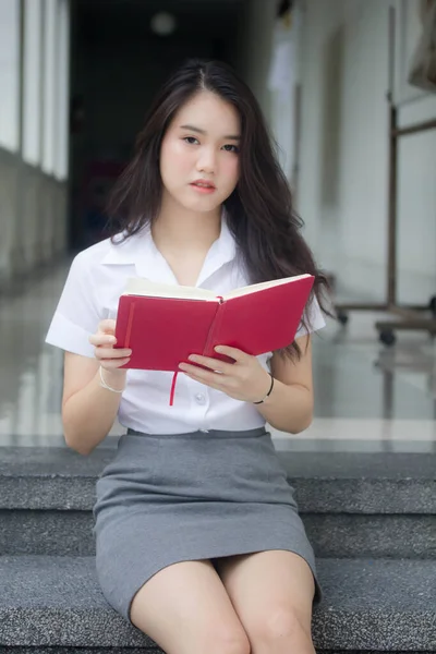 타이성 대학생 복장을 아름다운 소녀가 읽었습니다 — 스톡 사진