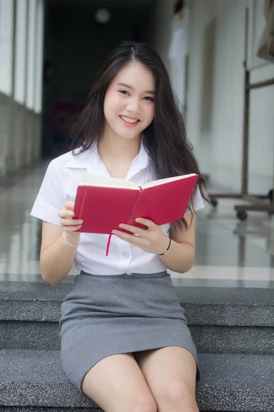 Tajski Dorosły Student Uniwersytet Mundur Piękna Dziewczyna Czytać Czerwona Książka — Zdjęcie stockowe