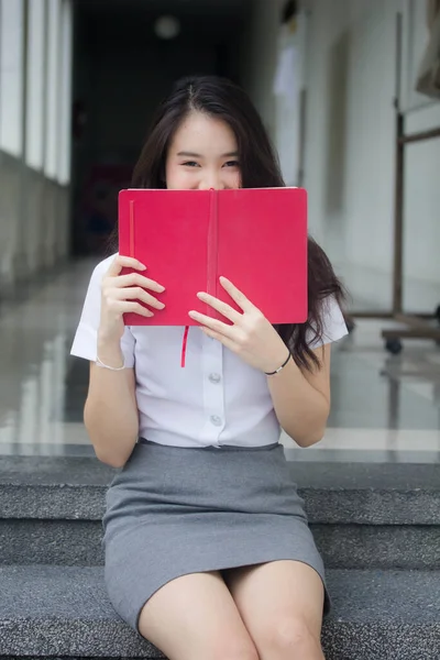 Tailandês Adulto Estudante Universidade Uniforme Bela Menina Ler Vermelho Livro — Fotografia de Stock