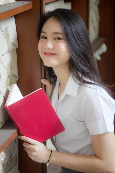 Thajský Dospělý Student Univerzita Uniforma Krásný Dívka Číst Červenou Knihu — Stock fotografie