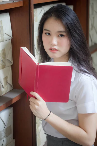 Tailandés Adulto Estudiante Universidad Uniforme Hermosa Chica Leer Rojo Libro — Foto de Stock