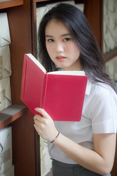 Tailandés Adulto Estudiante Universidad Uniforme Hermosa Chica Leer Rojo Libro — Foto de Stock