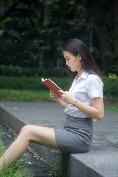 Tailandés Adulto Estudiante Universidad Uniforme Hermosa Chica Leer Rojo Libro — Foto de Stock