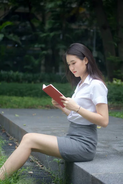 Tailandés Adulto Estudiante Universidad Uniforme Hermosa Chica Leer Rojo Libro — Foto de Stock