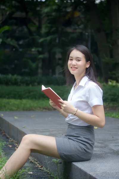 Tailandês Adulto Estudante Universidade Uniforme Bela Menina Ler Vermelho Livro — Fotografia de Stock