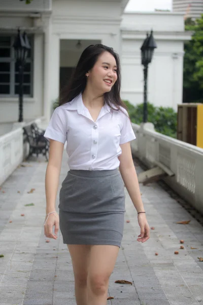 Tailandês Adulto Estudante Universidade Uniforme Bela Menina Andar Relaxado Sorrir — Fotografia de Stock