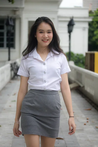 Thai Mahasiswi Dewasa Berseragam Gadis Cantik Berjalan Santai Dan Tersenyum — Stok Foto