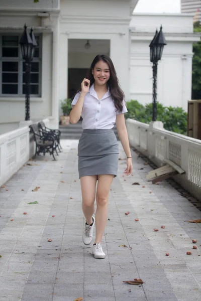 Tailandês Adulto Estudante Universidade Uniforme Bela Menina Andar Relaxado Sorrir — Fotografia de Stock