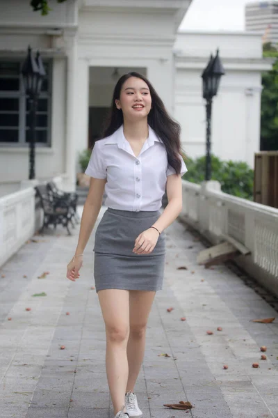 Thai Adult Student Universität Uniform Schöne Mädchen Gehen Entspannt Und — Stockfoto
